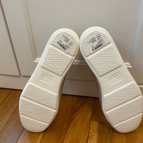 Clarks Elaina Harbor Warm Beige slip on size 8 NWT - Picture 2 of 7